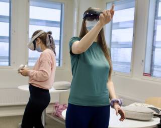 Kaksi naista virtuaalitodellisuuslasit päässä.
