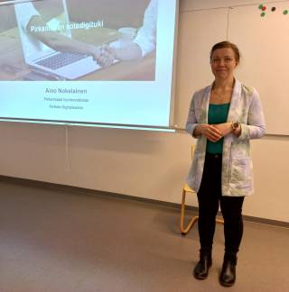 Pirhan edustaja Aino Nokelainen vierailemassa valmennustyöpajassa pitää esitystä valmennustyöpajassa.