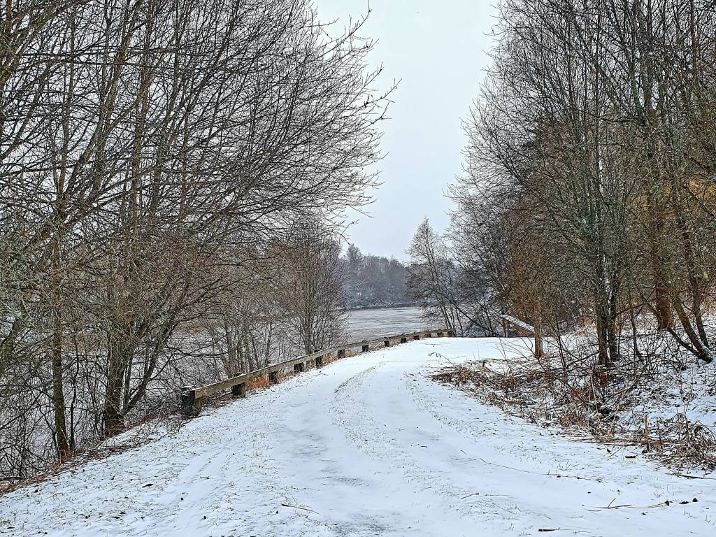 Luminen ajotie kaartaa Kokemäenjoen rantaan